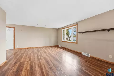 2108 E Sylvan Cir, Brandon, SD 57005 photo 10