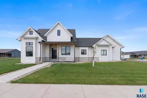 203 Central Cir, Harrisburg, SD 57032