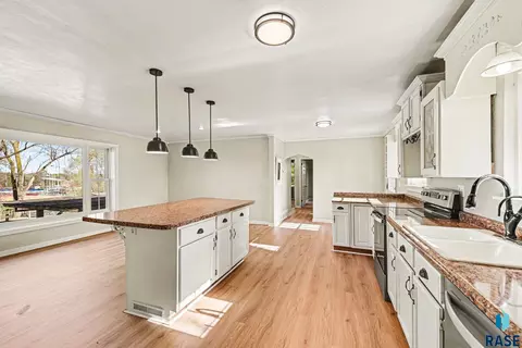 Kitchen - 1301 S Splitrock Blvd, Brandon, SD 57005 photo 2 of 5