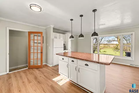 Kitchen - 1301 S Splitrock Blvd, Brandon, SD 57005 photo 3 of 5
