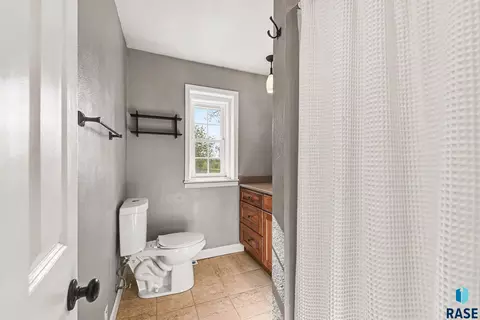 Bath - 1301 S Splitrock Blvd, Brandon, SD 57005 photo 2 of 2