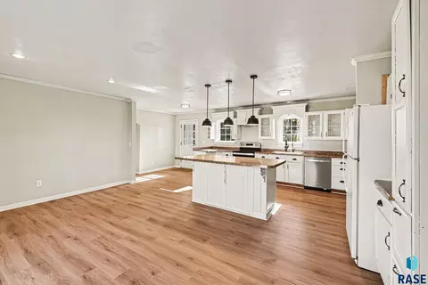 Kitchen - 1301 S Splitrock Blvd, Brandon, SD 57005 photo 1 of 5