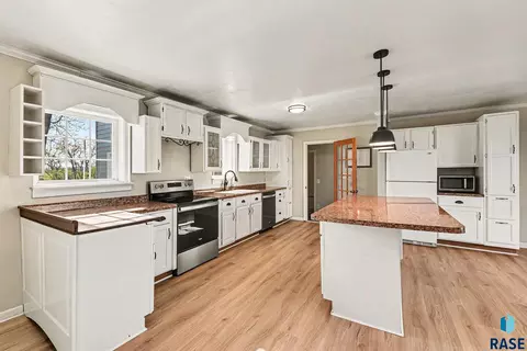 Kitchen - 1301 S Splitrock Blvd, Brandon, SD 57005 photo 4 of 5