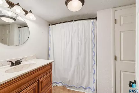 Bath - 1301 S Splitrock Blvd, Brandon, SD 57005 photo 1 of 2