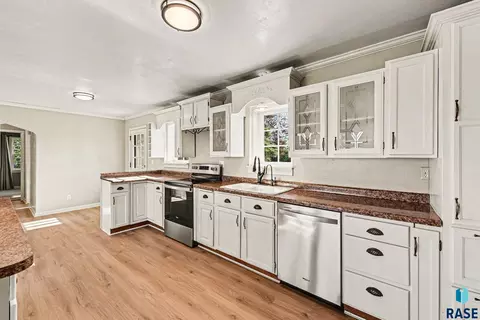 Kitchen - 1301 S Splitrock Blvd, Brandon, SD 57005 photo 5 of 5