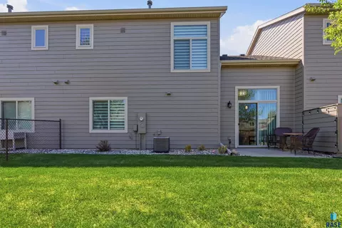 Exterior - 2718 E Indigo Pl, Sioux Falls, SD 57108 photo 3 of 4