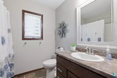 Bath - 2718 E Indigo Pl, Sioux Falls, SD 57108 photo 2 of 2