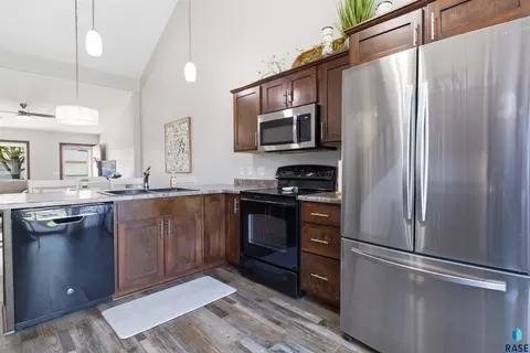 Kitchen - 2718 E Indigo Pl, Sioux Falls, SD 57108 photo 2 of 2
