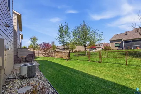 Exterior - 2718 E Indigo Pl, Sioux Falls, SD 57108 photo 4 of 4