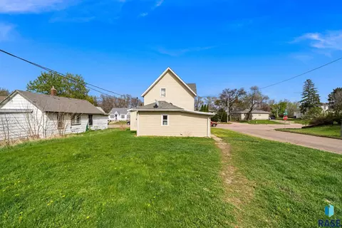 Exterior - 1303 N Main Ave, Sioux Falls, SD 57104 photo 7 of 10