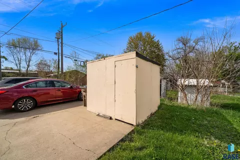 Exterior - 1303 N Main Ave, Sioux Falls, SD 57104 photo 8 of 10