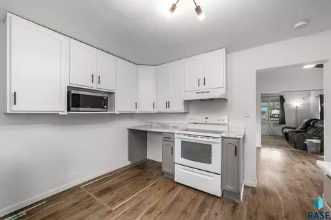 Kitchen - 1303 N Main Ave, Sioux Falls, SD 57104 photo 4 of 4