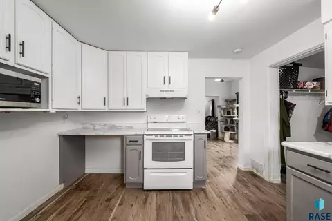 Kitchen - 1303 N Main Ave, Sioux Falls, SD 57104 photo 2 of 4