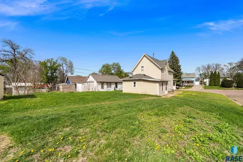 Exterior - 1303 N Main Ave, Sioux Falls, SD 57104 photo 6 of 10