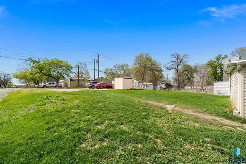 Exterior - 1303 N Main Ave, Sioux Falls, SD 57104 photo 3 of 10