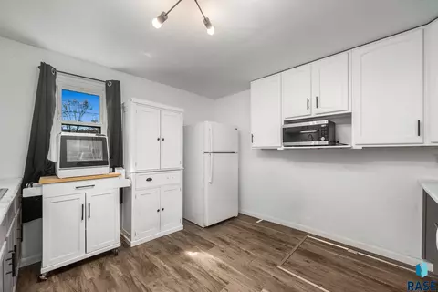 Kitchen - 1303 N Main Ave, Sioux Falls, SD 57104 photo 3 of 4