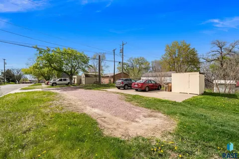 Exterior - 1303 N Main Ave, Sioux Falls, SD 57104 photo 5 of 10
