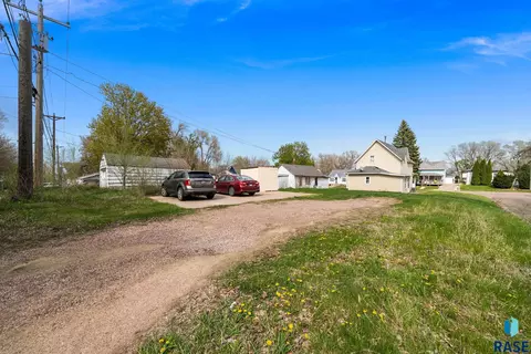 Exterior - 1303 N Main Ave, Sioux Falls, SD 57104 photo 9 of 10