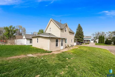 Exterior - 1303 N Main Ave, Sioux Falls, SD 57104 photo 4 of 10