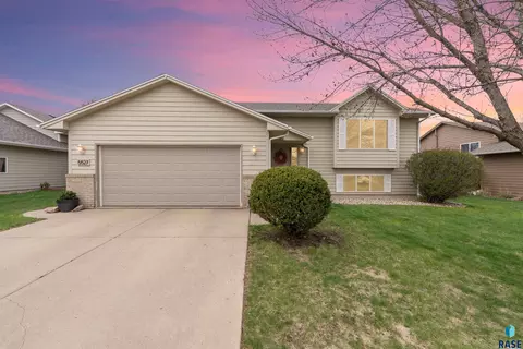 5527 S Wexford Ct, Sioux Falls, SD 57106