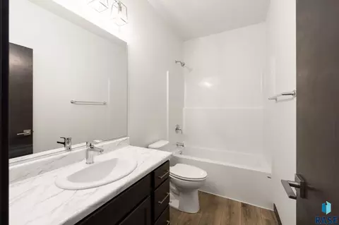 Bath - 316 S Willow Spring Dr, Sioux Falls, SD 57110 photo 2 of 4