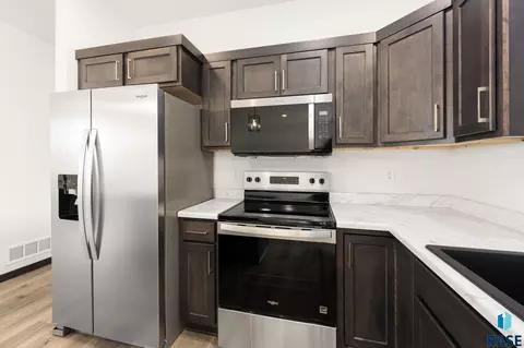 Kitchen - 316 S Willow Spring Dr, Sioux Falls, SD 57110 photo 3 of 7