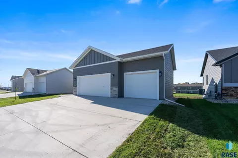 Exterior - 333 S Willow Spring Dr, Sioux Falls, SD 57110 photo 7 of 12