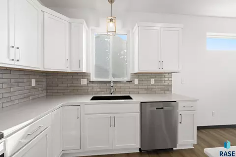 Kitchen - 333 S Willow Spring Dr, Sioux Falls, SD 57110 photo 4 of 5