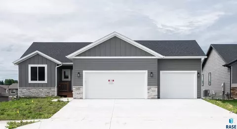 Exterior - 333 S Willow Spring Dr, Sioux Falls, SD 57110 photo 7 of 8