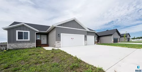 Exterior - 333 S Willow Spring Dr, Sioux Falls, SD 57110 photo 5 of 8