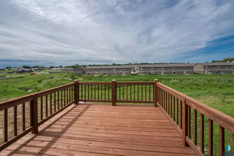 Exterior - 333 S Willow Spring Dr, Sioux Falls, SD 57110 photo 4 of 8