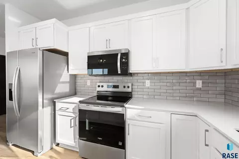 Kitchen - 333 S Willow Spring Dr, Sioux Falls, SD 57110 photo 5 of 5