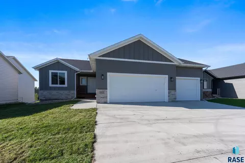 Exterior - 333 S Willow Spring Dr, Sioux Falls, SD 57110 photo 5 of 12