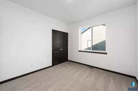 Bedroom - 333 S Willow Spring Dr, Sioux Falls, SD 57110 photo 4 of 6