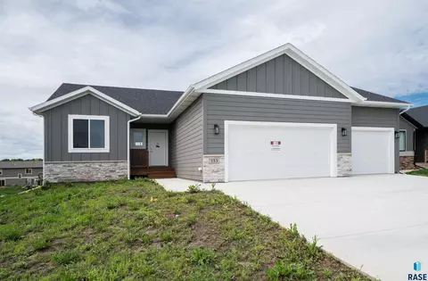 Exterior - 333 S Willow Spring Dr, Sioux Falls, SD 57110 photo 6 of 8
