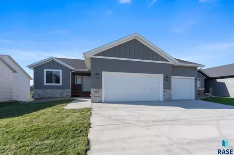 Exterior - 333 S Willow Spring Dr, Sioux Falls, SD 57110 photo 6 of 12