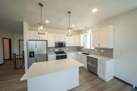 Kitchen - 333 S Willow Spring Dr, Sioux Falls, SD 57110 photo 1 of 4