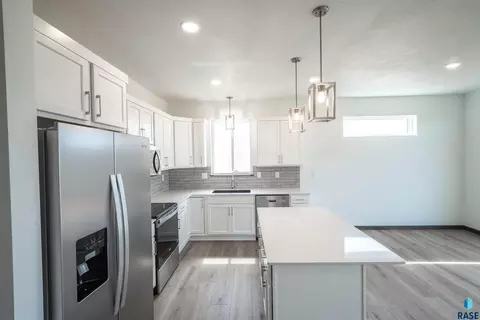 Kitchen - 333 S Willow Spring Dr, Sioux Falls, SD 57110 photo 4 of 4