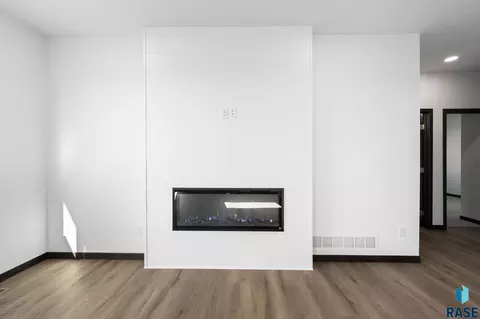 Living - 333 S Willow Spring Dr, Sioux Falls, SD 57110 photo 4 of 6