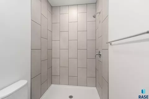 Bath - 333 S Willow Spring Dr, Sioux Falls, SD 57110 photo 2 of 3