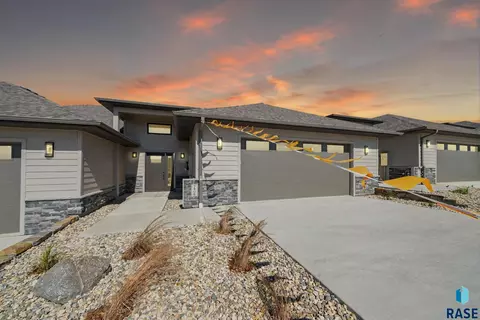 7806 E Bull Pine Trl, Sioux Falls, SD 57110