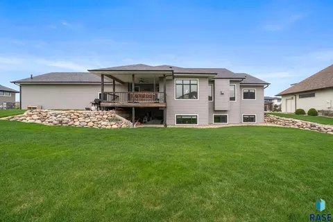 Exterior - 709 E Piping Rock Ln, Sioux Falls, SD 57108 photo 4 of 5