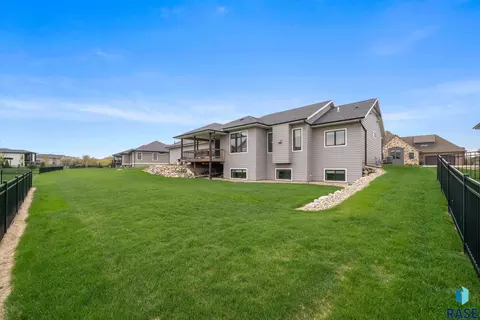 Exterior - 709 E Piping Rock Ln, Sioux Falls, SD 57108 photo 5 of 5