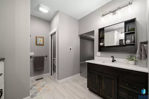 Bath - 709 E Piping Rock Ln, Sioux Falls, SD 57108 photo 2 of 6