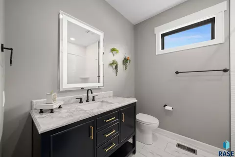 Bath - 709 E Piping Rock Ln, Sioux Falls, SD 57108 photo 4 of 6