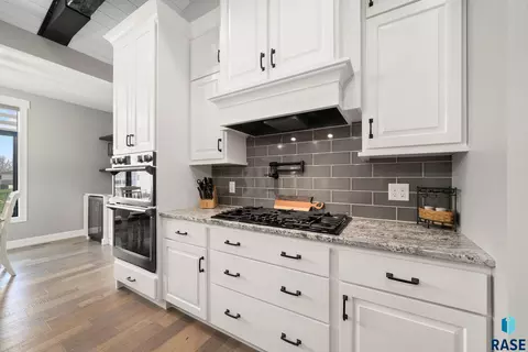 Kitchen - 709 E Piping Rock Ln, Sioux Falls, SD 57108 photo 2 of 3