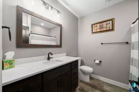 Bath - 709 E Piping Rock Ln, Sioux Falls, SD 57108 photo 6 of 6
