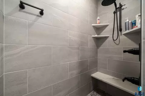 Bath - 709 E Piping Rock Ln, Sioux Falls, SD 57108 photo 3 of 6