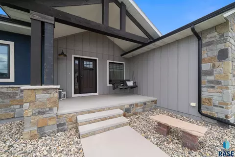 Exterior - 709 E Piping Rock Ln, Sioux Falls, SD 57108 photo 2 of 5