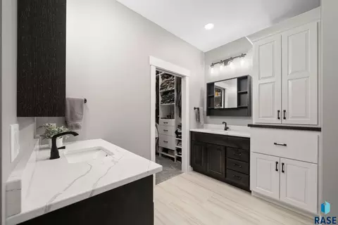 Bath - 709 E Piping Rock Ln, Sioux Falls, SD 57108 photo 1 of 6